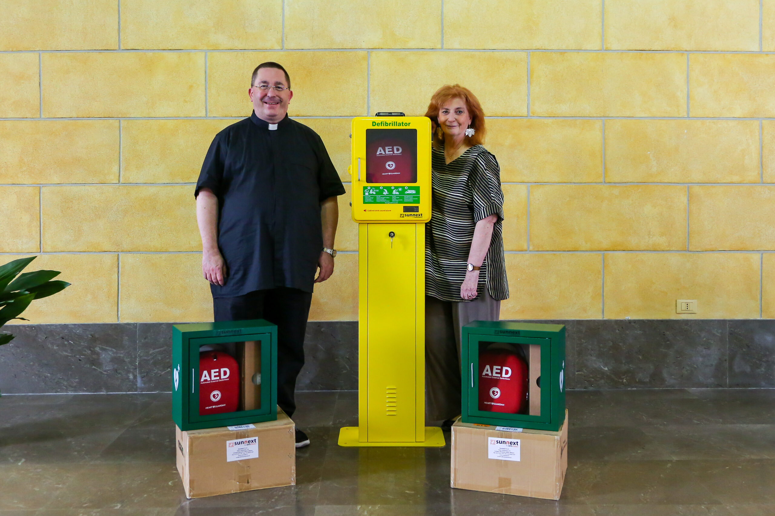 Donati tredici defibrillatori a Caritas Trieste